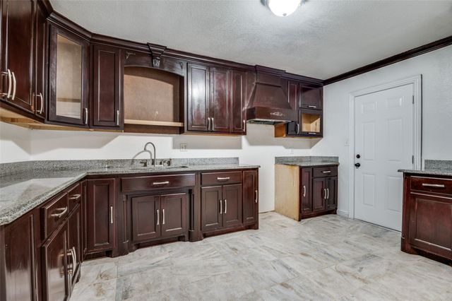 568 W Hammond Street, Lancaster, TX 75146