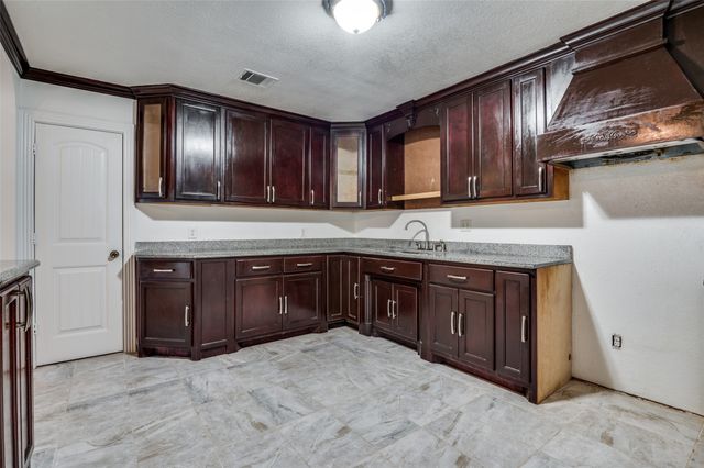 568 W Hammond Street, Lancaster, TX 75146