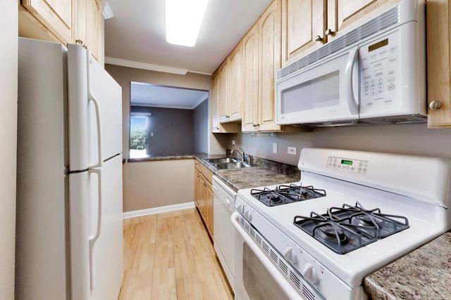 906 W Alleghany Drive 1B, Arlington Heights, IL 60004