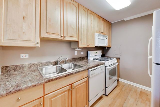 906 W Alleghany Drive 1B, Arlington Heights, IL 60004