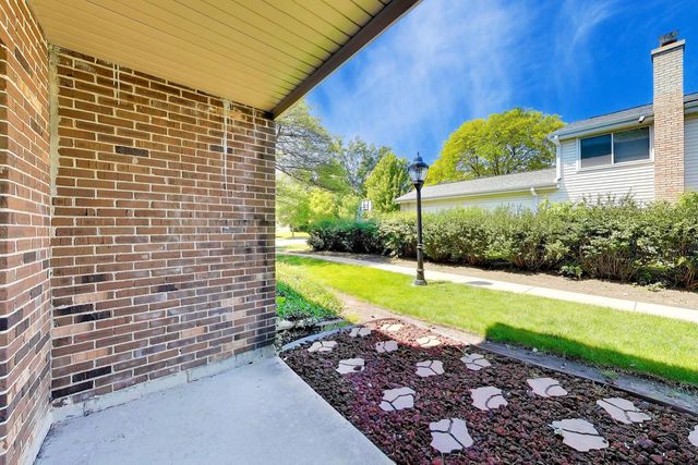 906 W Alleghany Drive 1B, Arlington Heights, IL 60004