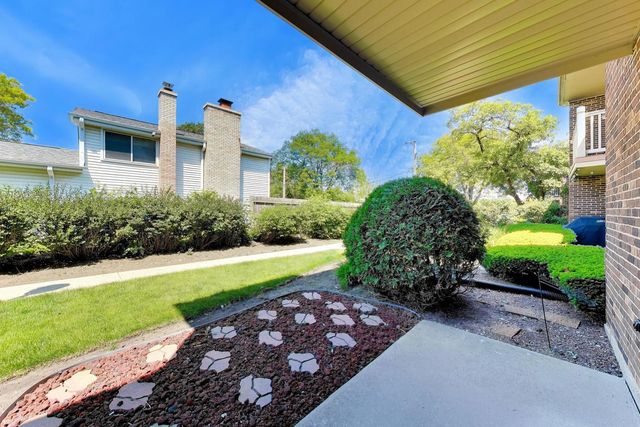 906 W Alleghany Drive 1B, Arlington Heights, IL 60004