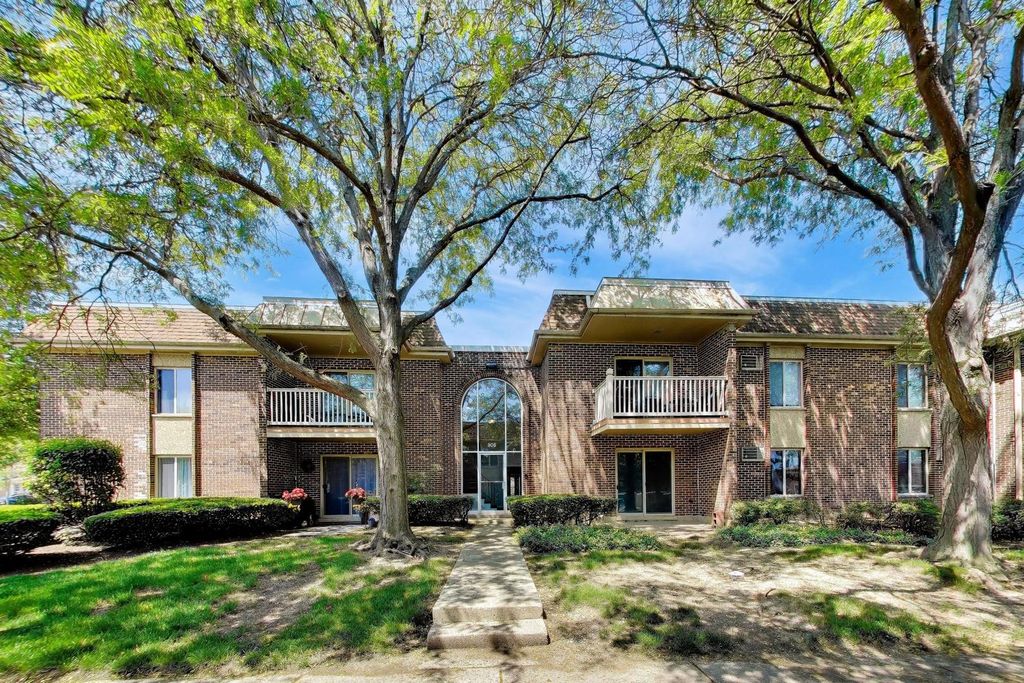 906 W Alleghany Drive 1B, Arlington Heights, IL 60004