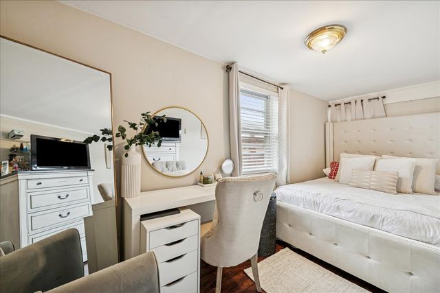 5239 N VIRGINIA Avenue, Chicago, IL 60625