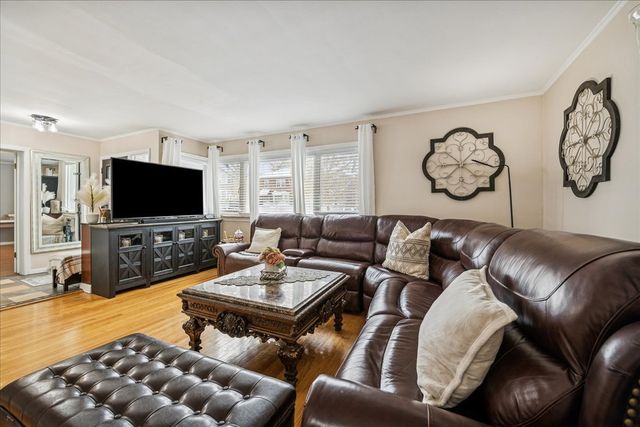 5239 N VIRGINIA Avenue, Chicago, IL 60625