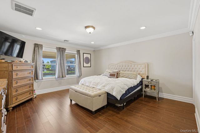 14 Jackson Place, Massapequa, NY 11758