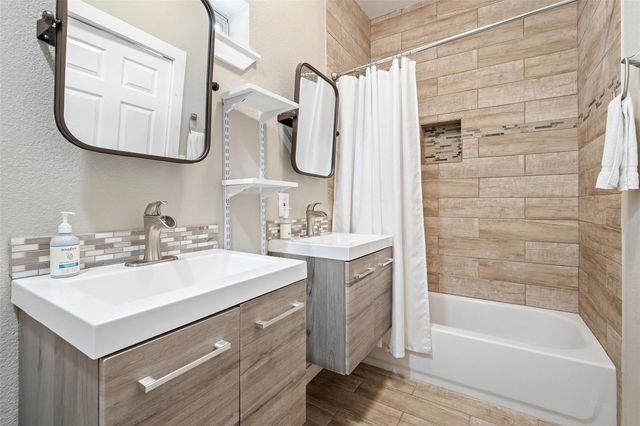 900 Deer Creek CIR, Dripping Springs, TX 78620