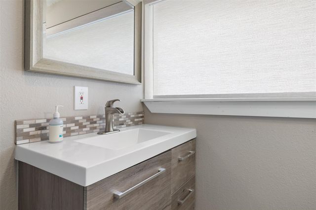 900 Deer Creek CIR, Dripping Springs, TX 78620