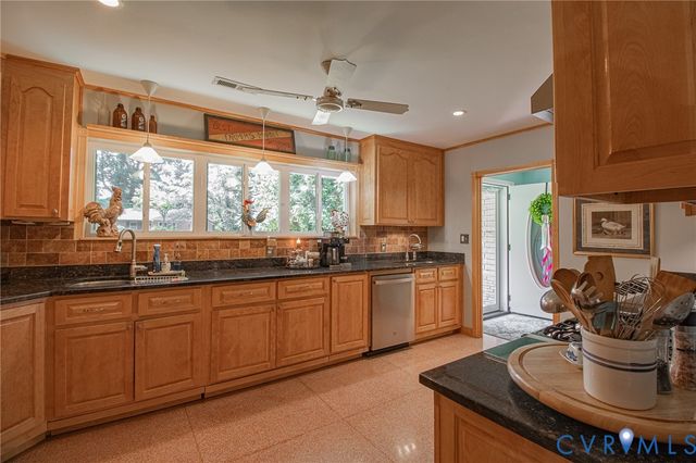 810 Mansion Dr, Hopewell, VA 23860