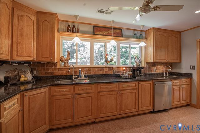 810 Mansion Dr, Hopewell, VA 23860