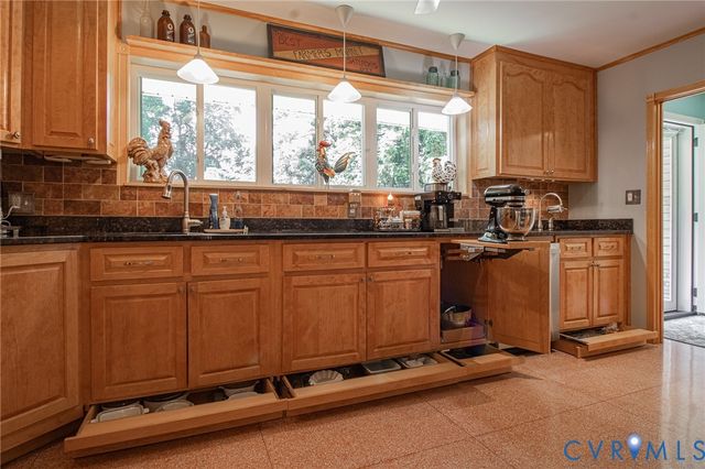 810 Mansion Dr, Hopewell, VA 23860