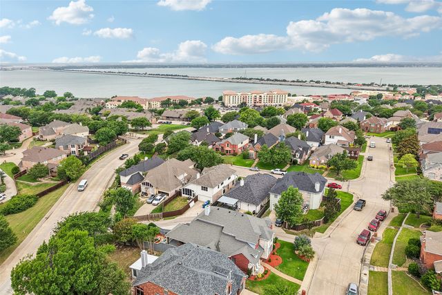 2928 Newport Drive, Rockwall, TX 75032