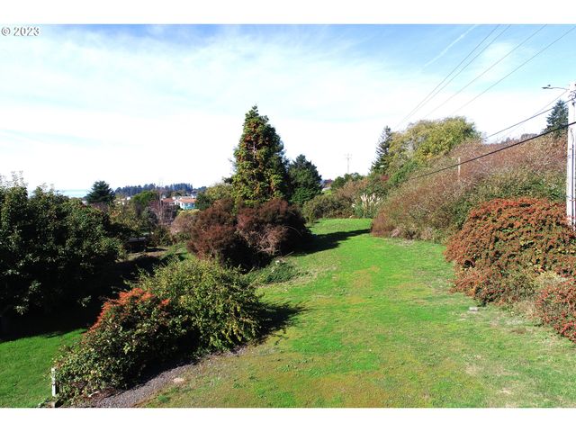 15282 HIGHWAY 101, Brookings, OR 97415