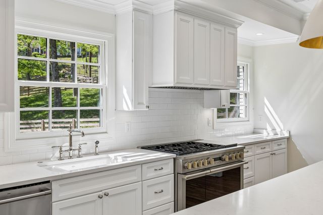 5622 Hillview Dr, Brentwood, TN 37027