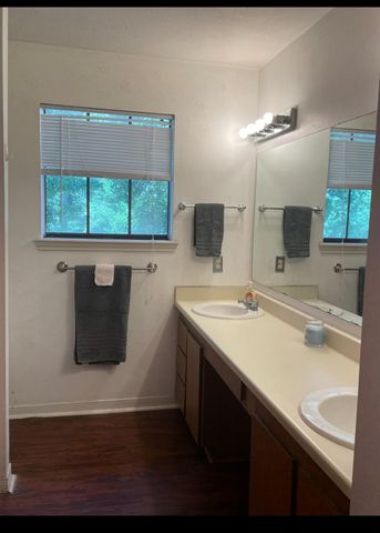 2401 Sycamore Avenue E7, Huntsville, TX 77340