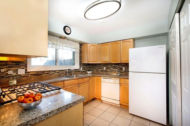 59 Rosewood Dr 59, Stoughton, MA 02072