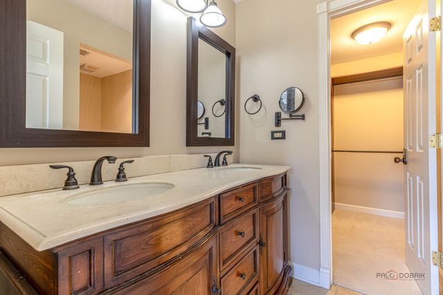 203 Blossom Court 203, Buffalo Grove, IL 60089