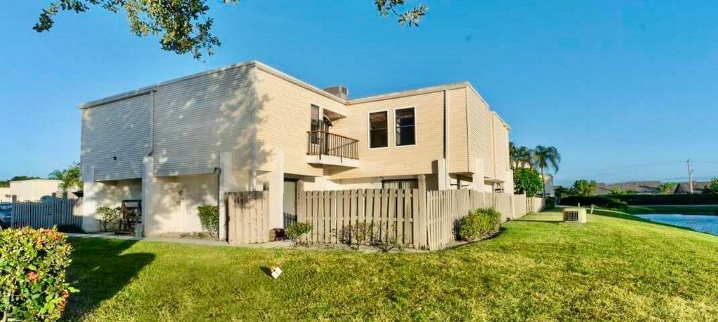 Image 1 of property listing at 1602 Shaker Circle Circle, Wellington, FL 33414
