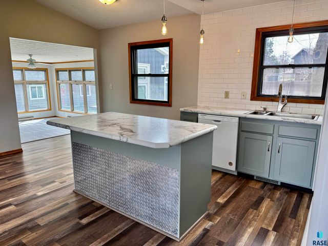 4401 E 20th St Street, Sioux Falls, SD 57103