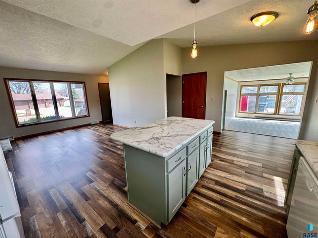 4401 E 20th St Street, Sioux Falls, SD 57103