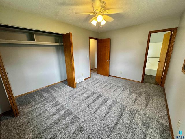 4401 E 20th St Street, Sioux Falls, SD 57103