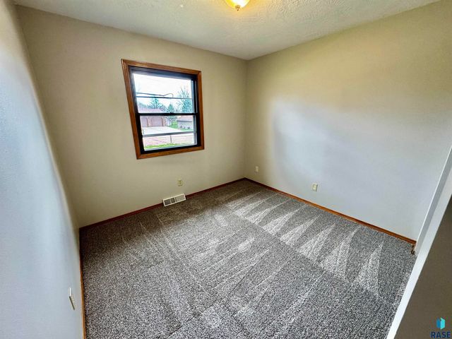 4401 E 20th St Street, Sioux Falls, SD 57103