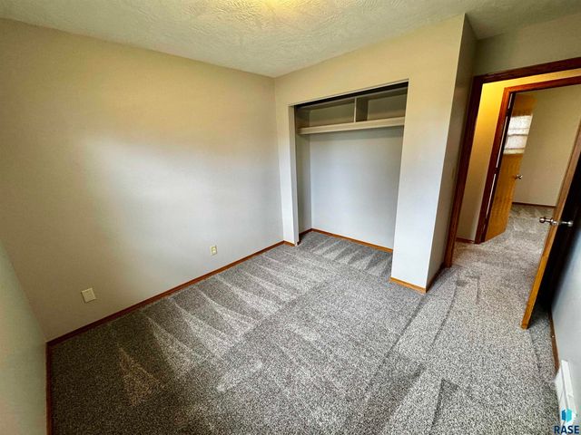 4401 E 20th St Street, Sioux Falls, SD 57103