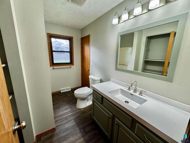 4401 E 20th St Street, Sioux Falls, SD 57103