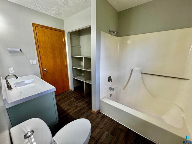 4401 E 20th St Street, Sioux Falls, SD 57103