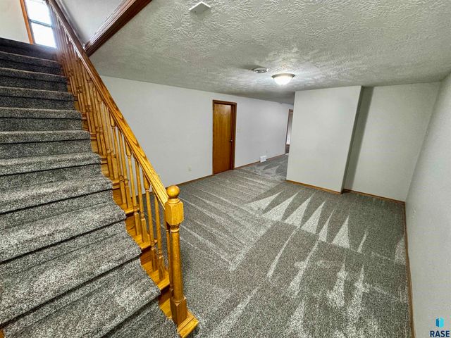 4401 E 20th St Street, Sioux Falls, SD 57103