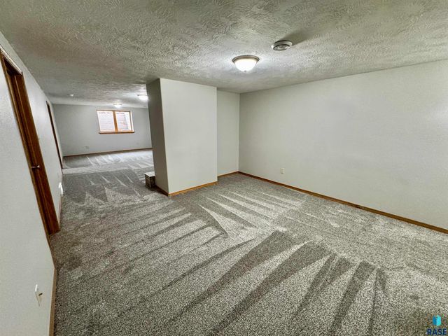 4401 E 20th St Street, Sioux Falls, SD 57103