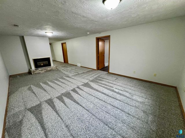 4401 E 20th St Street, Sioux Falls, SD 57103