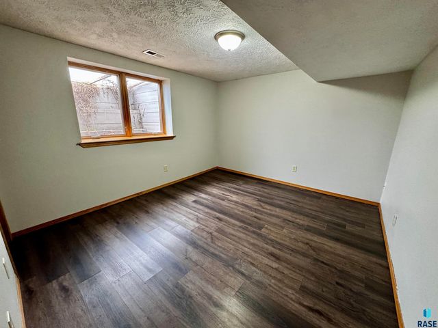 4401 E 20th St Street, Sioux Falls, SD 57103