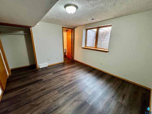 4401 E 20th St Street, Sioux Falls, SD 57103