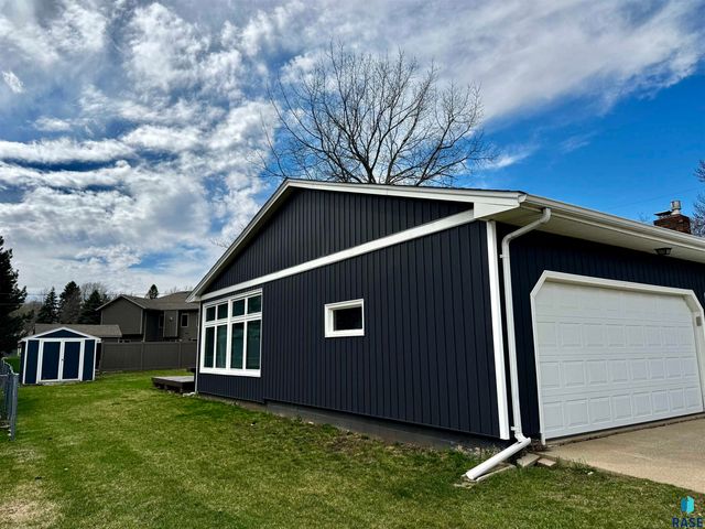 4401 E 20th St Street, Sioux Falls, SD 57103