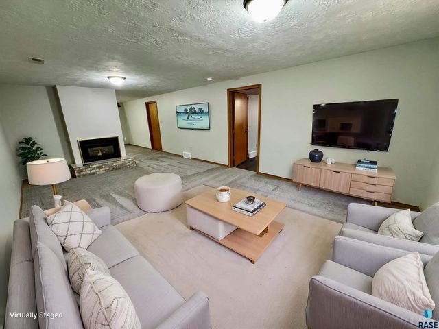 4401 E 20th St Street, Sioux Falls, SD 57103