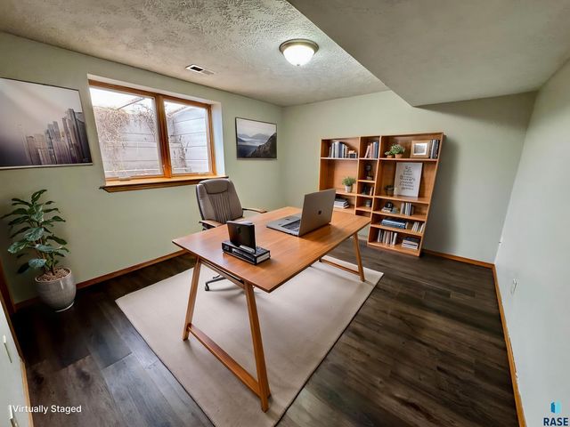 4401 E 20th St Street, Sioux Falls, SD 57103