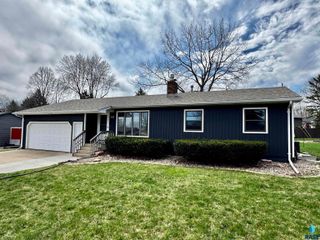 4401 E 20th St Street, Sioux Falls, SD 57103