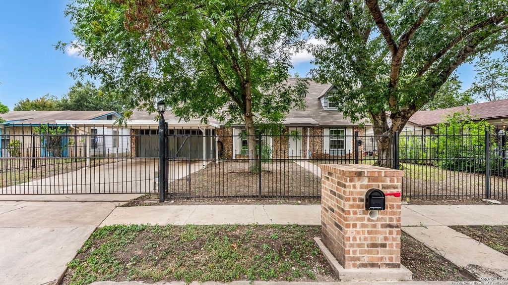 8019 Riata Ave, San Antonio, TX 78227