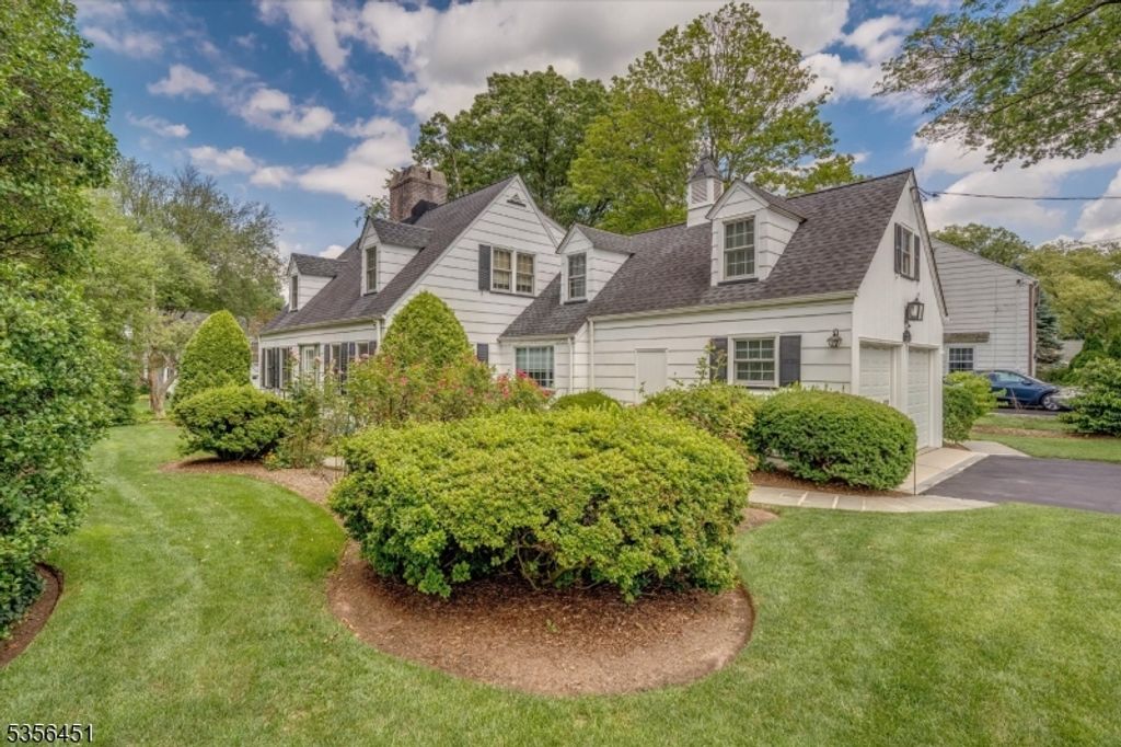 7 Folkstone Dr, Westfield Town, NJ 07090