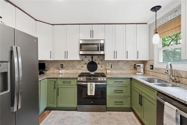 1380 W Prairie Court, Olathe, KS 66061