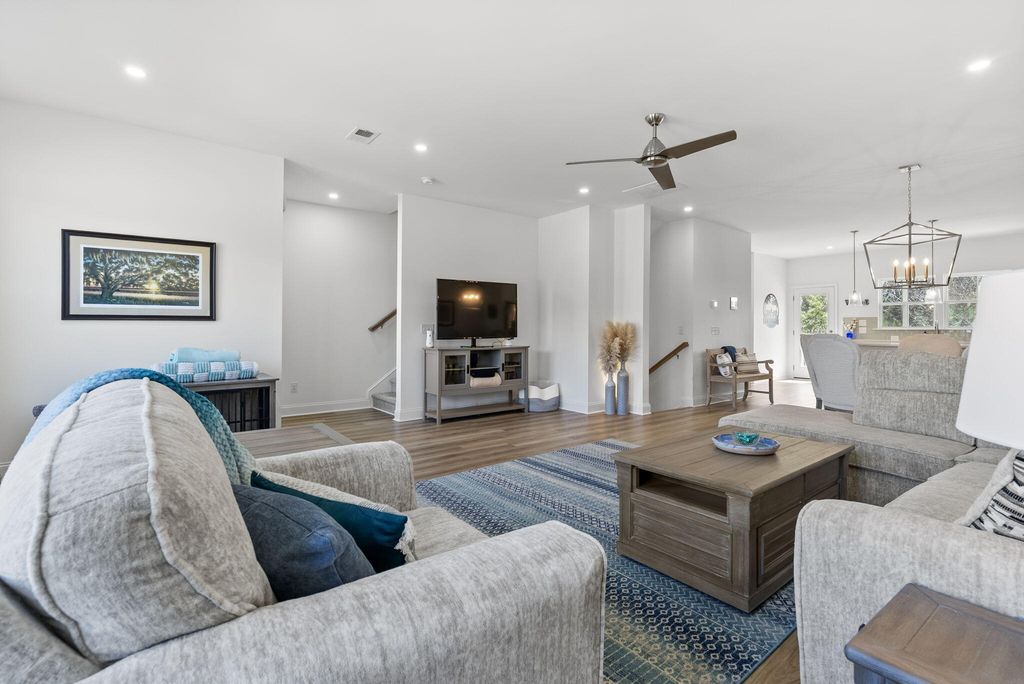 Image 14 of property listing at 635 N Laurel Street, Summerville, SC 29483