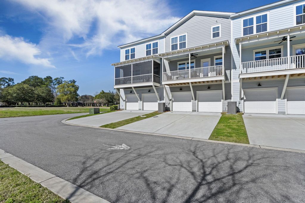 Image 2 of property listing at 635 N Laurel Street, Summerville, SC 29483