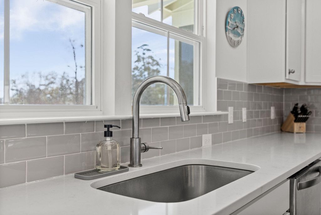 Image 22 of property listing at 635 N Laurel Street, Summerville, SC 29483