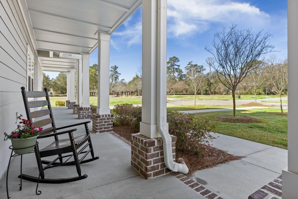 Image 8 of property listing at 635 N Laurel Street, Summerville, SC 29483