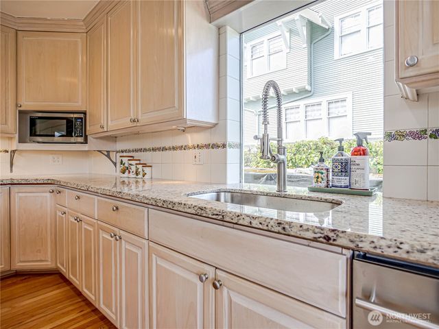 4026 Burke Avenue N, Seattle, WA 98103