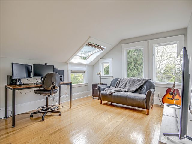 4026 Burke Avenue N, Seattle, WA 98103