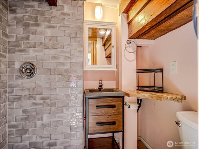 4026 Burke Avenue N, Seattle, WA 98103