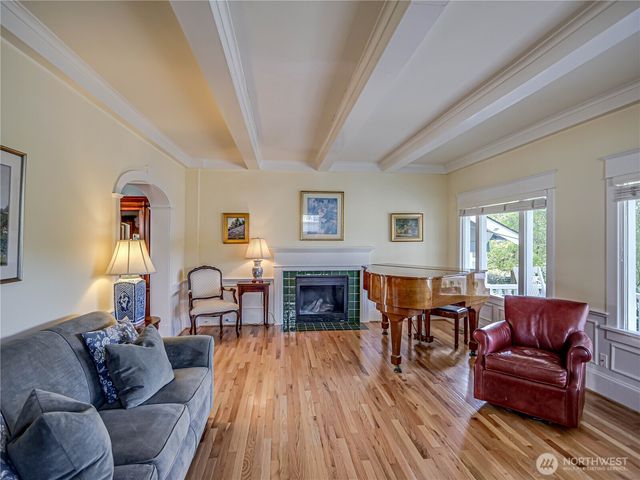 4026 Burke Avenue N, Seattle, WA 98103