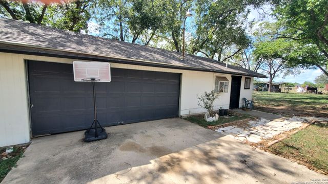 15285 skaggs, Atascosa, TX 78002